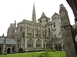Les trois tours de la cathédrale vues du cloître.