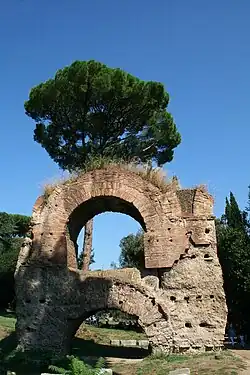 Vestiges des arcades de l'Arcus Neroniani sur le Palatin.