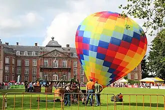 Envole d'une montgolfière dans le parc du château.