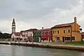 Le campanile de L'Archange St-Michel et les maisons le long du canal de Mazzorbo.