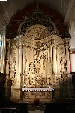 Autel de la Vierge. Retable représentant le don du Rosaire par la Vierge et l'Enfant Jésus à saint Dominique.