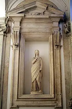 Statuette féminine.