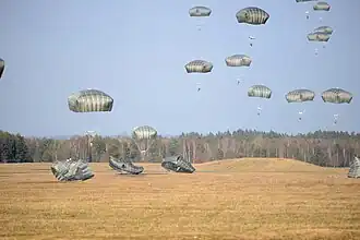 Parachutage du 91e régiment de cavalerie américain.