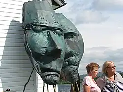 La Pierre Nomade, roulant de par devant, a conduit une centaine de pèlerins jusqu’à la Chapelle Saint-Cyriac.
