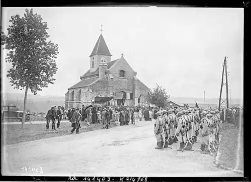 Délégation du 67e RI, avec le drapeau du régiment au fond, lors de l'inauguration de la nouvelle église Saint-Étienne de Belleau (Aisne).