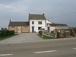 La maison de Léon Vandevoorde (Jean-Paul Dermont) est située route de Macquenoise Seloignes.