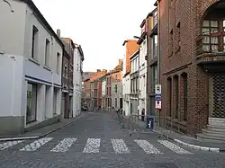 La rue d'Angleterre à Chimay : le n° 16 est la maison de Louise Vandevoorde (Julie Bernard).