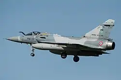 Un Mirage 2000C portant l'insigne du 2/5 « Île-de-France » sur sa dérive, en finale avant d'atterir.