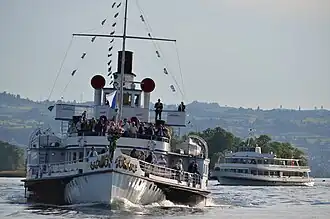 Le centenaire DS Stadt Rapperswil et le cinquantenaire MS Helvetia paradent à l'occasion de la fête du port de Rapperswil le 23 mai 2014.