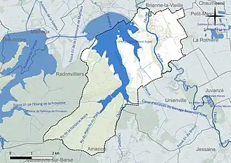 Carte en couleur présentant le réseau hydrographique de la commune
