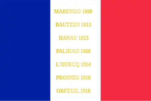 Drapeau tricolore français avec les dates des dates de batailles au centre