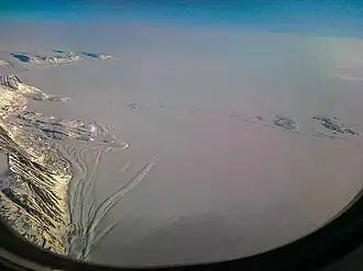 Vue du terminus du Nioghalvfjerdsbrae avec au sud-ouest l'île Hovgaard et le Cap Adolf Jensen.