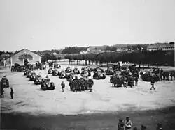 équipages de chars à proximité de leurs chars garés sur une place de Besançon