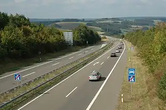 La Bundesautobahn 60 devient une route pour automobile, près de Prüm en Allemagne.