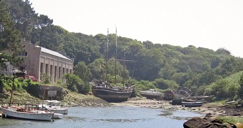 Le Bel Espoir II à l'abandon dans le chantier naval de l'Enfer (rive gauche de l'Aber Wrac'h, limite entre Lannilis et Landéda).