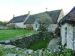 Chaumières près de la chapelle