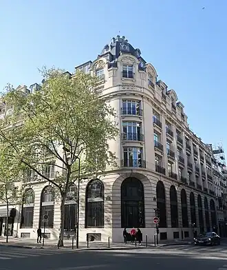 No&nbsp;10, au croisement avec la rue Le Peletier.