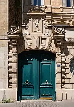 No&nbsp;10 : portail d'entrée.