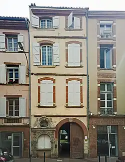 no&nbsp;10 : la façade de l'hôtel de Raymond d'Aymeric.