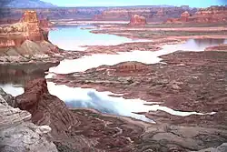 Paysage de montagne autour d'un lac