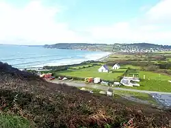 La plage de Trez Bellec ; à l'arrière-plan le Ménez Caon et la pointe de Pen ar Vir.