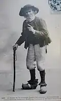 Le sorcier de la montagne Laouic Coz racontant ses conchennous (vieilles histoires bretonnes). Il porte le costume de Saint-Thois (carte postale Villard, vers 1910).