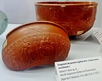 Fragment de poterie sigillée dite Coupe creuse aux fiancés (début du IIe&nbsp;siècle) trouvée sur le site de Vorganium (Kerilien) en Plounéventer.