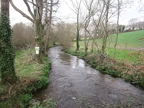 Le Goyen à la limite entre Mahalon et Confort-Meilars vu depuis le pont de la route entre Mahalon et Meilars.