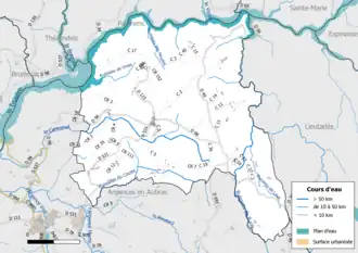 Carte en couleur présentant le réseau hydrographique de la commune