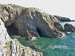 Grottes dans les falaises entre le hameau d'Elléouët et celui de Pen-ar-Roz.