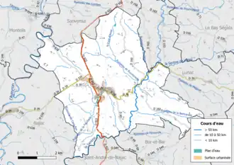 Carte en couleur présentant le réseau hydrographique de la commune