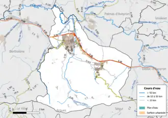 Carte en couleur présentant le réseau hydrographique de la commune
