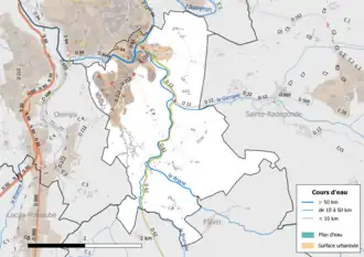 Carte en couleur présentant le réseau hydrographique de la commune