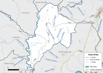 Carte en couleur présentant le réseau hydrographique de la commune