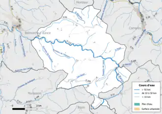 Carte en couleur présentant le réseau hydrographique de la commune