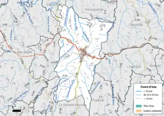 Carte en couleur présentant le réseau hydrographique de la commune