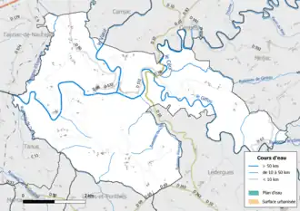Carte en couleur présentant le réseau hydrographique de la commune