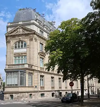 12, place des États-Unis (angle rue Galilée).