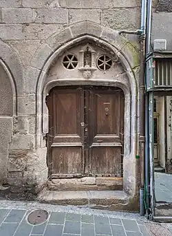 Le 12, rue du Bourg.