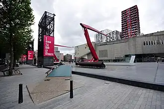 Une autre vue sur la place avec le cinéma Pathé et derrière quelques bâtiments résidentiels.