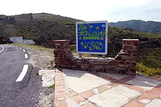 Panneau E39 maculé, frontière entre l'Espagne et la France, près de Portbou.