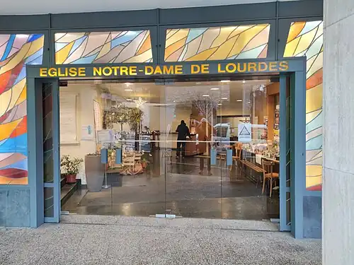 No&nbsp;130 : entrée de l'église N.D.-de-Lourdes.