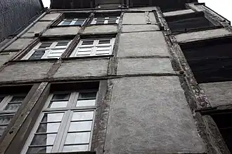 Façade arrière (côté cour) et son enduit béton trop hydraulique.