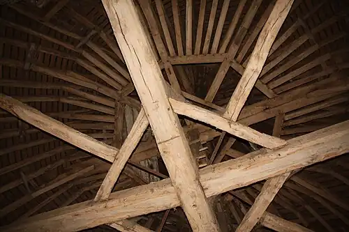 La charpente de la tour Du Guesclin.