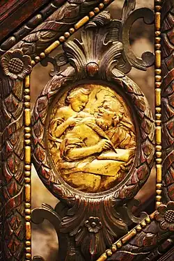 Médaillon sur le parapet de l'escalier