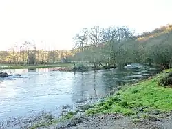 L'Aulne juste en amont du moulin en ruine de la Roche.