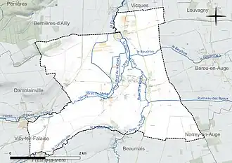 Carte en couleur présentant le réseau hydrographique de la commune
