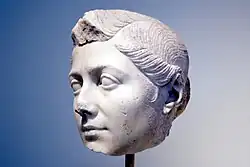 Tête d'Octavie de trois-quarts.