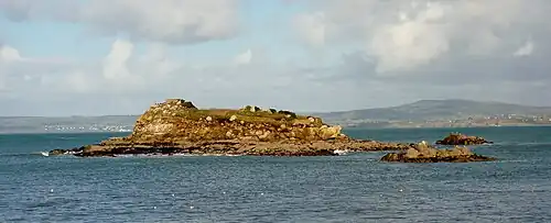 L'îlot rocheux du Coulinec entre la plage des Sables Blancs et la Pointe de Leydé.