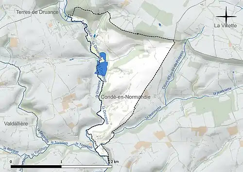 Carte en couleur présentant le réseau hydrographique de la commune
